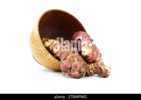 Topinambur, auch Sonnenwurzel, Sonnendrossel, wilde Sonnenblume oder Jerusalem Artischocke (Helianthus tuberosus) isoliert auf weißem Hintergrund Stockfoto