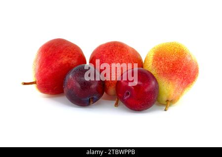 Drei frische, reife Birnen und Pflaumen, isoliert auf weißem Hintergrund Stockfoto