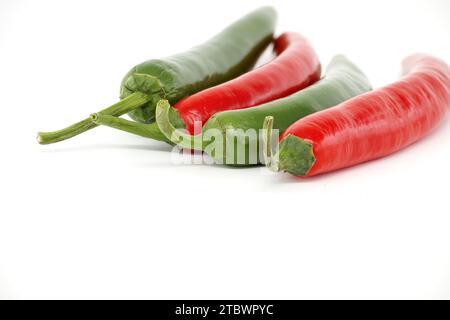 Rote und grüne scharfe Chili-Paprika, isoliert auf weißem Hintergrund Stockfoto