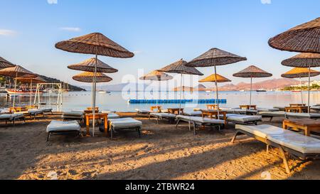 Wunderschöner Strand am Ufer der ruhigen blauen Bucht der Ägäis am frühen Morgen. Strandurlaub und Urlaubsziel Konzept. Bitez Stockfoto