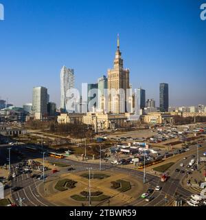 Polen, 28. Februar 2019: Zentrum der Stadt aus der Luft. Palast der Kultur und Wissenschaft und geschäftliche Wolkenkratzer Stockfoto
