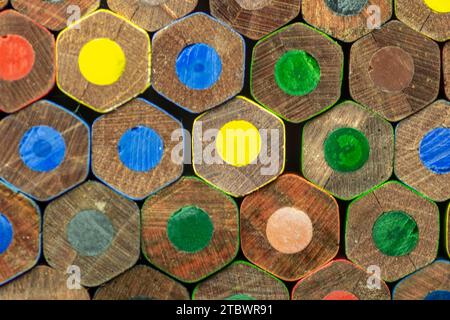 Endansicht von farbigen Holzstiften. Bunte Stifte Enden. Makro. Nahaufnahme. Abstrakt. Hintergrund. Textur Stockfoto