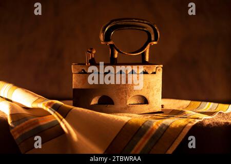 Kerzenlicht, einzigartiges altes altes Kohleeisen. Holzkohleguss. Nahaufnahme. Details Stockfoto