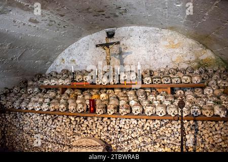 HALLSTATT, ÖSTERREICH, 21. Juli 2020 : Beinhaus oder Knochenhaus in der St. Michael Kapelle Hallstatt. Ossuar. Österreichische Alpen. Hallstatter See. Stockfoto