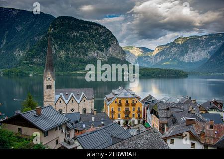 HALLSTATT, ÖSTERREICH, 19. Juli 2020 : traditionelles österreichisches Dorf Hallstatt. Hallstatt ist ein historisches Dorf in den Österreichischen Alpen an der Ostküste Stockfoto