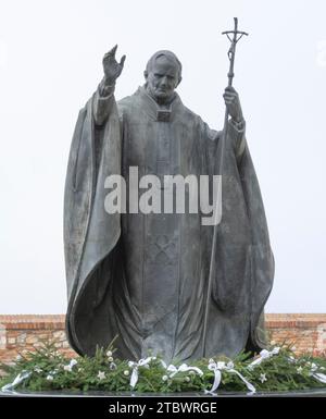 Nitra, Slowakei, 27. November 2022: Statue von Papst Johannes Paul II Im Innenhof des Schlosses Nitra Stockfoto