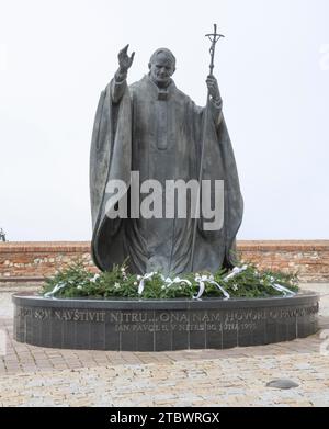 Nitra, Slowakei, 27. November 2022: Statue von Papst Johannes Paul II Im Innenhof des Schlosses Nitra Stockfoto