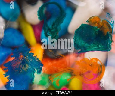 Bunte Farbe auf einer Oberfläche als Kunsttextur Stockfoto