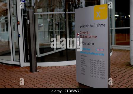 Neuruppin, Deutschland. Dezember 2023. Ein Schild weist auf die zentrale Rezeption des Universitätsklinikums Ruppin-Brandenburg hin. Als großes Krankenhaus in Brandenburg hat das Universitätsspital Neuruppin die Schließung zweier Fachabteilungen Anfang 2024 angekündigt. Quelle: Carsten Koall/dpa/Alamy Live News Stockfoto