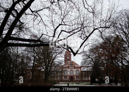 Neuruppin, Deutschland. Dezember 2023. Haupteingang des Universitätsklinikums Ruppin-Brandenburg. Als großes Krankenhaus in Brandenburg hat das Universitätsspital Neuruppin die Schließung zweier Fachabteilungen Anfang 2024 angekündigt. Quelle: Carsten Koall/dpa/Alamy Live News Stockfoto