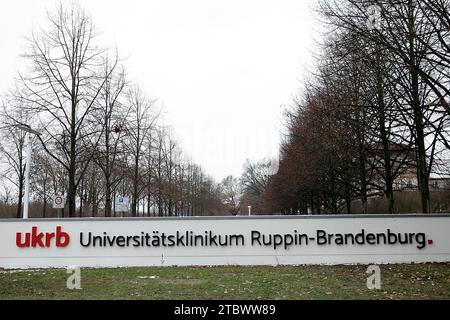 Neuruppin, Deutschland. Dezember 2023. Der Name des Universitätsklinikums Ruppin-Brandenburg steht auf einem Bauern. Als großes Krankenhaus in Brandenburg hat das Universitätsspital Neuruppin die Schließung zweier Fachabteilungen Anfang 2024 angekündigt. Quelle: Carsten Koall/dpa/Alamy Live News Stockfoto