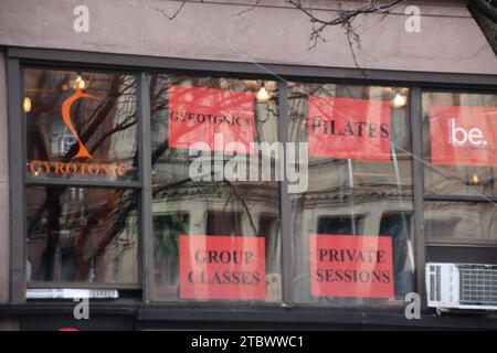 New York, USA. Dezember 2023. Ein Pilates-Studio in New York. Joseph Pilates, geboren in Mönchengladbach, emigrierte in den 1920er Jahren nach New York und feierte dort mit seinem körperlichen Training große Erfolge. Quelle: Christina Horsten/dpa/Alamy Live News Stockfoto