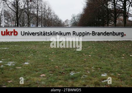 Neuruppin, Deutschland. Dezember 2023. Der Name des Universitätsklinikums Ruppin-Brandenburg steht auf einem Bauern. Als großes Krankenhaus in Brandenburg hat das Universitätsspital Neuruppin die Schließung zweier Fachabteilungen Anfang 2024 angekündigt. Quelle: Carsten Koall/dpa/Alamy Live News Stockfoto