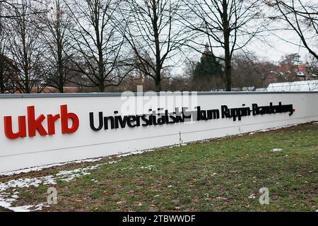 Neuruppin, Deutschland. Dezember 2023. Der Name des Universitätsklinikums Ruppin-Brandenburg steht auf einem Bauern. Als großes Krankenhaus in Brandenburg hat das Universitätsspital Neuruppin die Schließung zweier Fachabteilungen Anfang 2024 angekündigt. Quelle: Carsten Koall/dpa/Alamy Live News Stockfoto