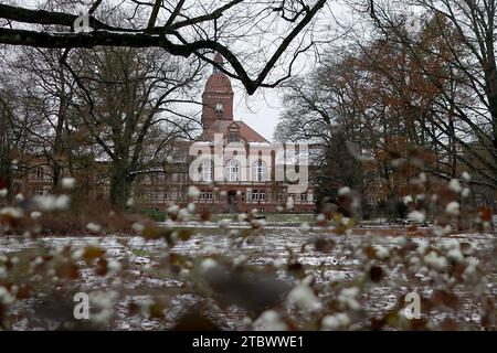 Neuruppin, Deutschland. Dezember 2023. Haupteingang des Universitätsklinikums Ruppin-Brandenburg. Das Universitätsspital Neuruppin hat als Großspital in Brandenburg die Schließung zweier Fachabteilungen Anfang 2024 angekündigt. (Zu dpa 'Weihnachtsgeist im Krankenhausalltag passé - Konkursgeier über die Krankenhäuser') Credit: Carsten Koall/dpa/Alamy Live News Stockfoto