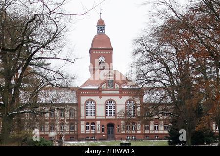 Neuruppin, Deutschland. Dezember 2023. Haupteingang des Universitätsklinikums Ruppin-Brandenburg. Als großes Krankenhaus in Brandenburg hat das Universitätsspital Neuruppin die Schließung zweier Fachabteilungen Anfang 2024 angekündigt. Quelle: Carsten Koall/dpa/Alamy Live News Stockfoto