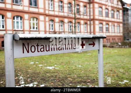 Neuruppin, Deutschland. Dezember 2023. Auf dem Gelände des Universitätsspitals Ruppin-Brandenburg ist ein Schild mit der Aufschrift Notaufnahme zu sehen. Als großes Krankenhaus in Brandenburg hat das Universitätsspital Neuruppin die Schließung zweier Fachabteilungen Anfang 2024 angekündigt. Quelle: Carsten Koall/dpa/Alamy Live News Stockfoto