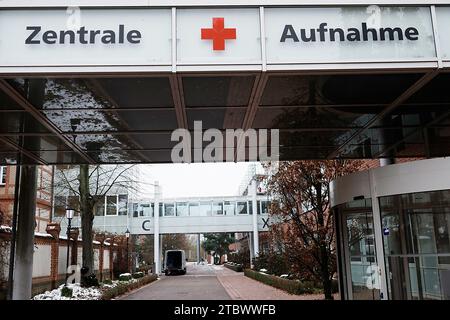 Neuruppin, Deutschland. Dezember 2023. Die zentrale Rezeption des Universitätsklinikums Ruppin-Brandenburg. Als großes Krankenhaus in Brandenburg hat das Universitätsspital Neuruppin die Schließung zweier Fachabteilungen Anfang 2024 angekündigt. (Zu dpa 'Weihnachtsgeist im Krankenhausalltag passé - Konkursgeier über die Krankenhäuser') Credit: Carsten Koall/dpa/Alamy Live News Stockfoto