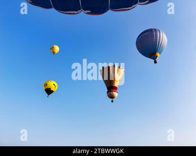 Vier Heißluftballons steigen in die Luft, Shuttlecock, Werbung für BVB, Blick von unten, Massenstart, Heißluftballonfest, 26. Warsteiner Stockfoto