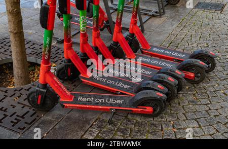 Ein Bild von Lime Elektrorollern, die bei Uber gemietet werden können Stockfoto