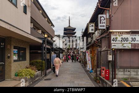 Ein Bild der schmalen Straße in der Nähe des Hokan-JI-Tempels, auch bekannt, war Yasaka-no-Tou Stockfoto