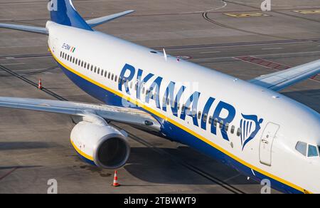 Ein Bild eines Ryanair-Flugzeugs, das in der Nähe des Terminals am Flughafen Charleroi geparkt hat Stockfoto