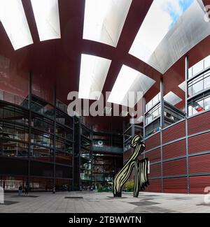 Ein Bild des Museo Nacional Centro de Arte Reina Sofia Bibliothek und seiner Pinselskulptur, entworfen von Roy Lichtenstein Stockfoto