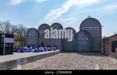 Ein Bild des historischen Bahnhofs Radegast und seiner Gedenkstätte für das Konzentrationslager, während eine Klasse jüdischer Studenten besucht Stockfoto