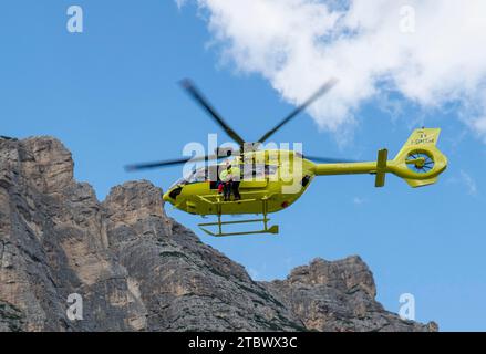 Fiames, Cortina d'Ampezzo, Dolomiten, Italien, Juli, 6, 2022: Helicopter Rescue Service. Medizinischer erste-Hilfe-Hubschrauber. Dolomiten. Alpen. Italien Stockfoto