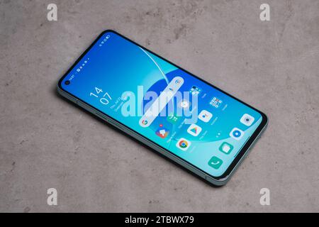 HCMC, VN - Dez. 2023. Oppo Reno 6 Pro Smartphone Stockfoto