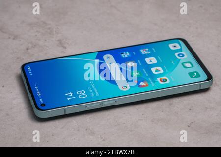 HCMC, VN - Dez. 2023. Oppo Reno 6 Pro Smartphone Stockfoto