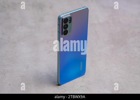 HCMC, VN - Dez. 2023. Oppo Reno 6 Pro Smartphone Stockfoto