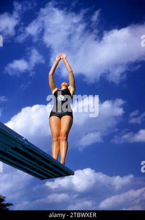 DAYTONA BEACH, FL – 8. APRIL: Die amerikanische Taucherin Lucille Linkiewicz wird während des 1956 A.A.U. National Outdoor Meet am 8. April 1956 in Daytona Beach, Florida, tauchen. (Foto von Hy Peskin) *** Lokale Bildunterschrift *** Lucille Linkiewicz Stockfoto