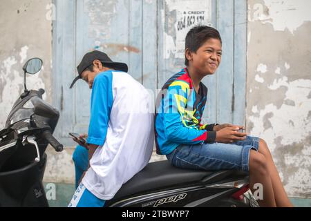 Mataram, Lombok, Indonesien - 21. August 2017: Menschen auf den Straßen von Mataram, Lombok Island, Indonesien. Stockfoto