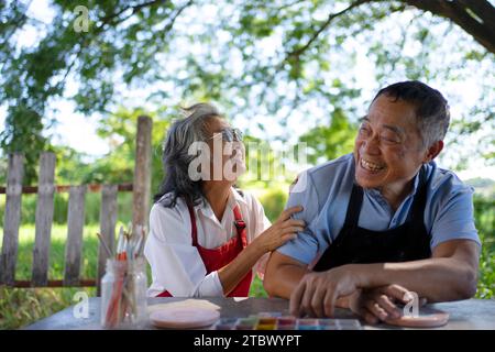 Seniorenpaar lernen, wie man Töpferei macht. Freizeitaktivität und Lifestyle-Konzept. Stockfoto