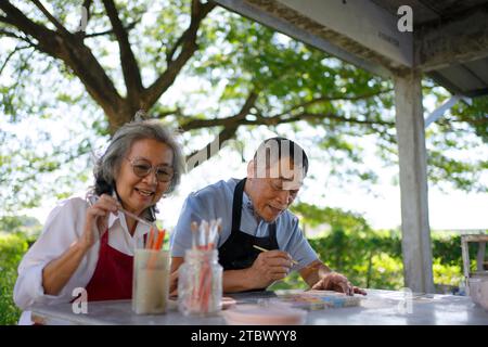 Seniorenpaar lernen, wie man Töpferei macht. Freizeitaktivität und Lifestyle-Konzept. Stockfoto