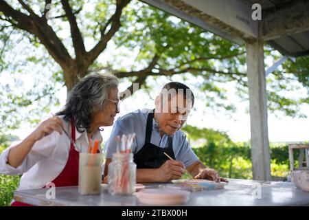 Seniorenpaar lernen, wie man Töpferei macht. Freizeitaktivität und Lifestyle-Konzept. Stockfoto