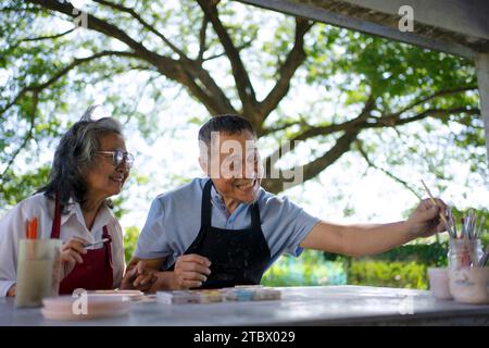 Seniorenpaar lernen, wie man Töpferei macht. Freizeitaktivität und Lifestyle-Konzept. Stockfoto