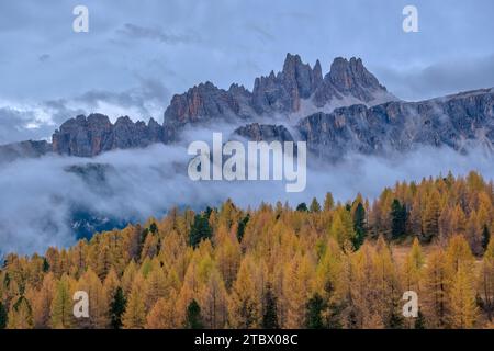 Die Felsformation Cima Ambrizzola, Täler, die im Herbst mit Wolken bedeckt sind, von der Felsformation Cinque Torri aus gesehen. Stockfoto
