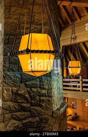 Klassische Leuchten in der Timberline Lodge am Mt. Motorhaube, Mt. Hood National Forest, Oregon, USA Stockfoto