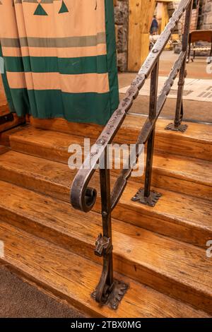 Handgeschmiedetes Treppengeländer aus Eisen in der Timberline Lodge am Mt. Motorhaube, Mt. Hood National Forest, Oregon, USA Stockfoto