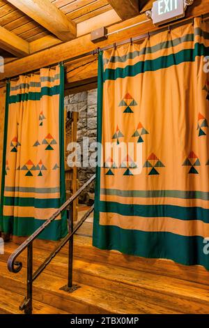 Eintritt zum Barlow Room, einem Tagungsraum in der Timberline Lodge auf Mt. Motorhaube, Mt. Hood National Forest, Oregon, USA Stockfoto