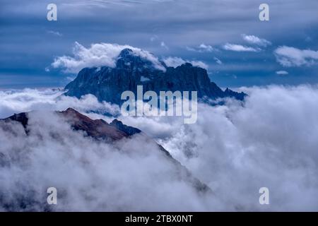 Der Gipfel des Monte Civetta, Täler, die im Herbst mit Wolken bedeckt sind, von der Berghütte Rifugio Nuvolau aus gesehen. Stockfoto