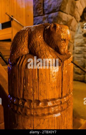 Geschnitzter Bär auf dem Posten in der historischen Timberline Lodge am Mt. Motorhaube, Mt. Hood National Forest, Oregon, USA Stockfoto