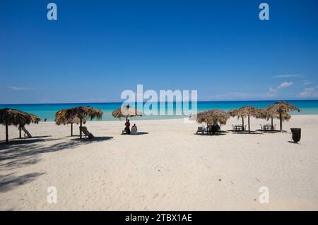 Sonnenschirme aus Palmblättern am Strand Varadero Kuba. Stockfoto