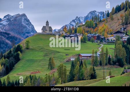 Die Kirche Chiesa Santa Lucia in Colle Santa Lucia am Fuße des Giau-Passes, Passo di Giau, im Herbst. Stockfoto