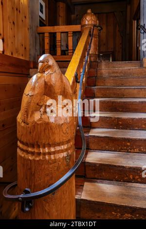 Geschnitzter Weißkopfadler auf einem newell-Pfosten auf der Treppe in der Timberline Lodge auf dem Mt. Motorhaube, Mt. Hood National Forest, Oregon, USA Stockfoto