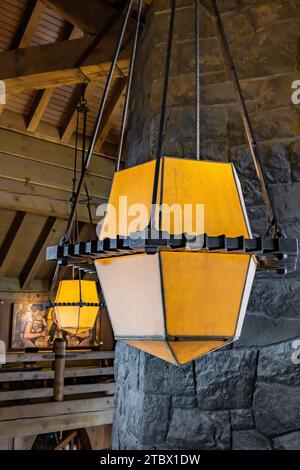 Klassische Leuchten in der Timberline Lodge am Mt. Motorhaube, Mt. Hood National Forest, Oregon, USA Stockfoto