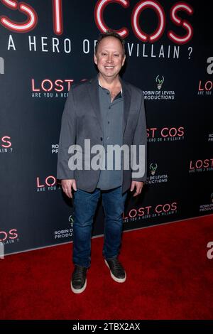 Los Angeles, USA. Dezember 2023. Schauspieler Oliver Robins nimmt an der Filmpremiere von LOST COS in Los Angeles im Laemmle NoHo 7 Cinemas, Los Angeles, CA, 8. Dezember 2023 Teil Stockfoto