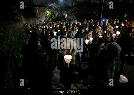 © PHOTOPQR/LE PROGRES/Maxime JEGAT - Lyon 08/12/2023 - Procession religieuse du 8 décembre à Lyon le 8 décembre 2023 -procession religieuse du 8 décembre à Lyon. Lyon; 8. Dezember 2023; die Veranstaltung entstand aus der Einweihung der Statue der Goldenen Jungfrau in Fourvière. Sie hätte die Stadt zwei Jahrhunderte früher vor der Pest gerettet. Am 8. September 1852 wurde das Festival aufgrund einer Überschwemmung des Saône verschoben, die die Werkstatt des Bildhauers Fabisch, des Designers der Arbeit, überschwemmte. Das neue Datum ist der 8. Dezember, das fest der Unbefleckten Empfängnis. Aber auf D Stockfoto